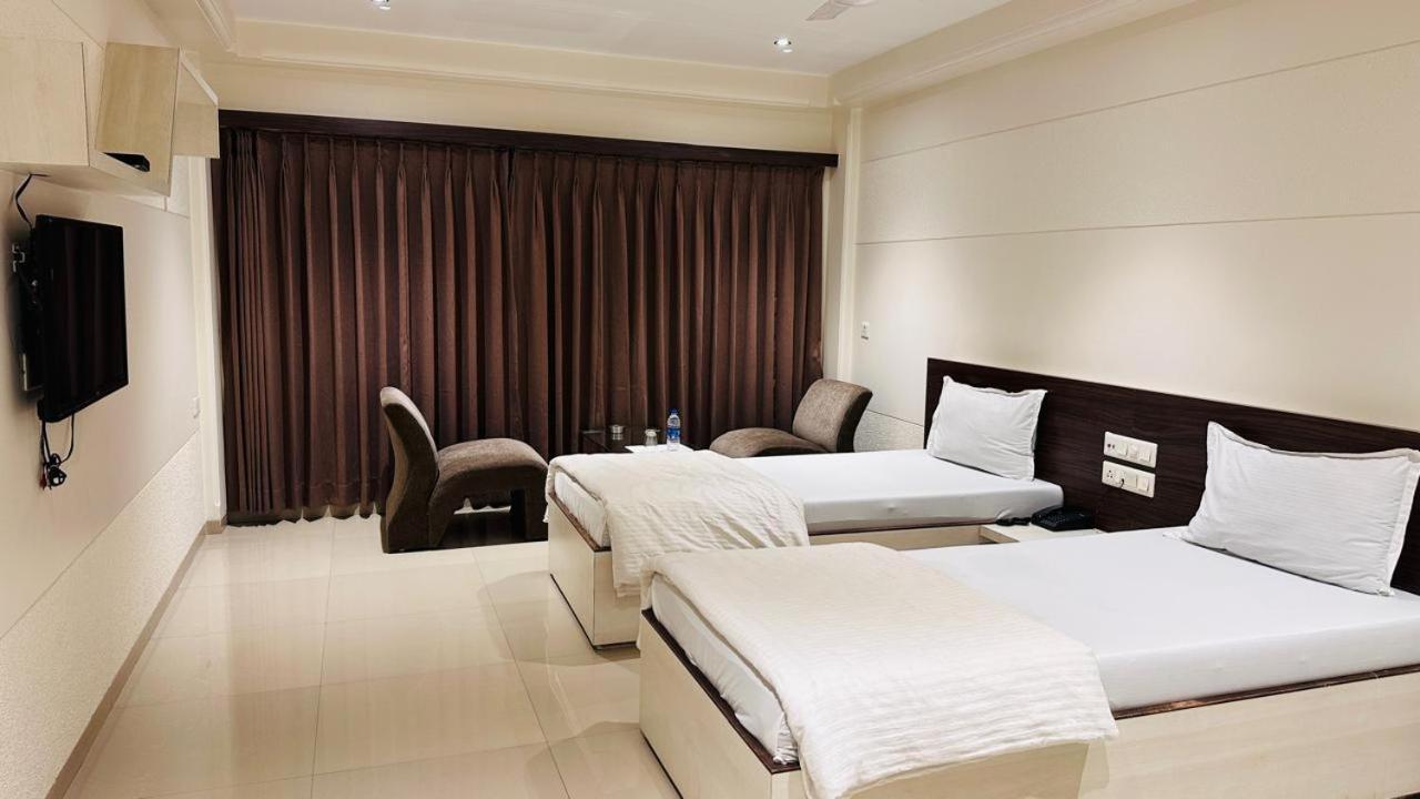 Hotel Ostria Surat Eksteriør billede